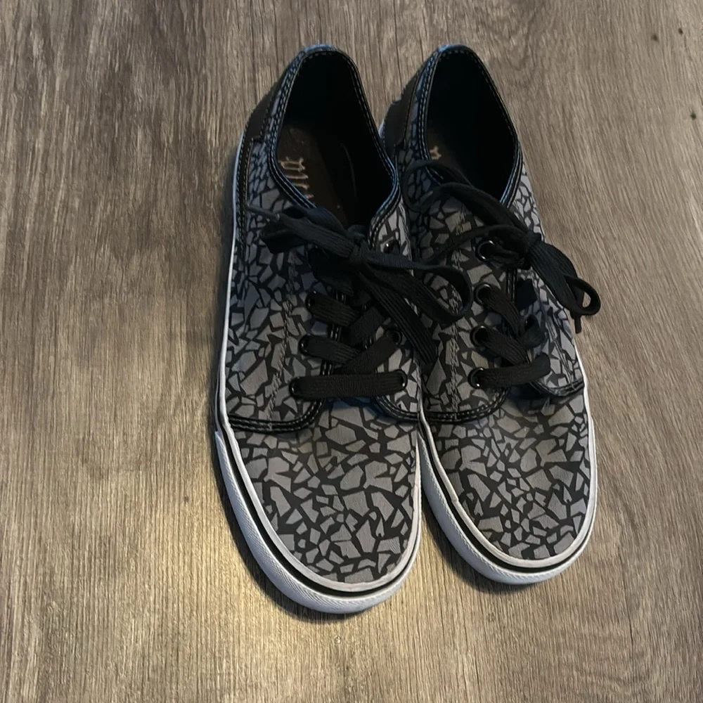 Punkrose lightening bolt sneakers size 7